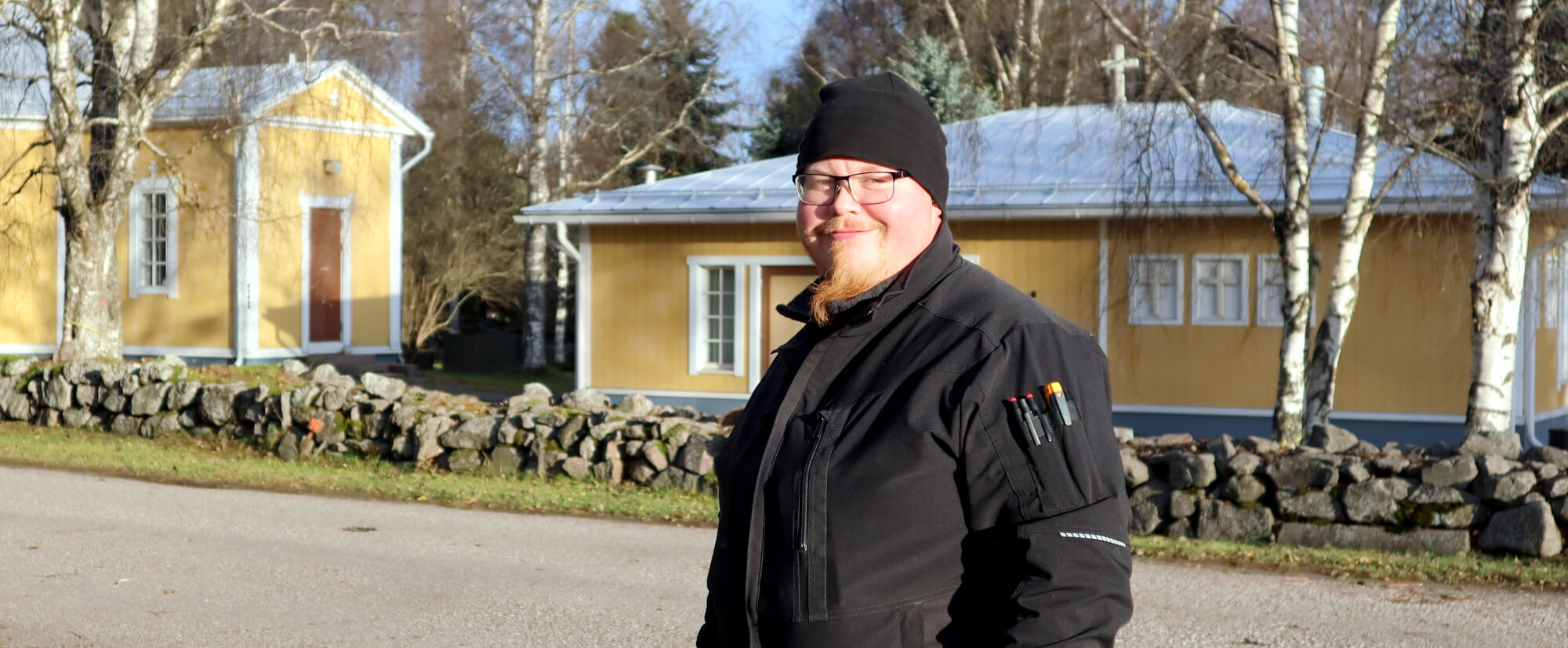 Seurakuntamestari Aki Niemikorpi Raahen hautausmaan kappelin edustalla.