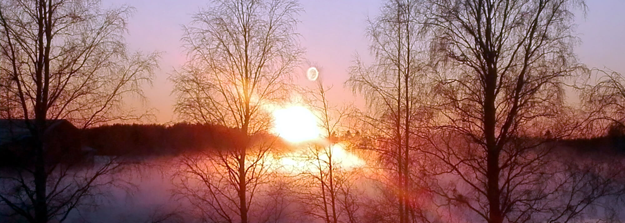 Kuvassa maisema ja auringonlasku.