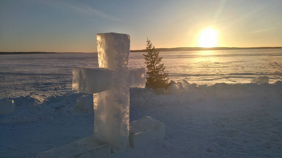 jääristi talvisessa auringonlaskussa.