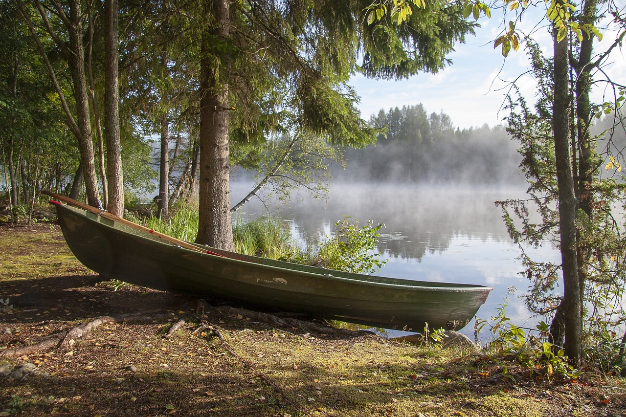 kuvassa on vene järven rannalla