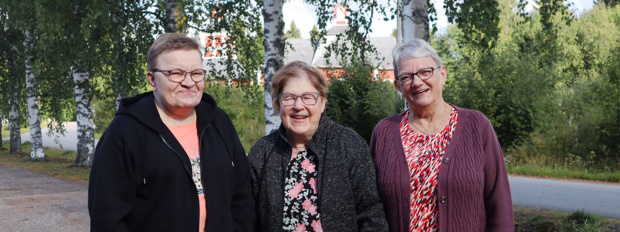 Kuvassa hymyilevät Kaisu Sakko, puheenjohtaja Helena Talus ja Raija Uusitalo.