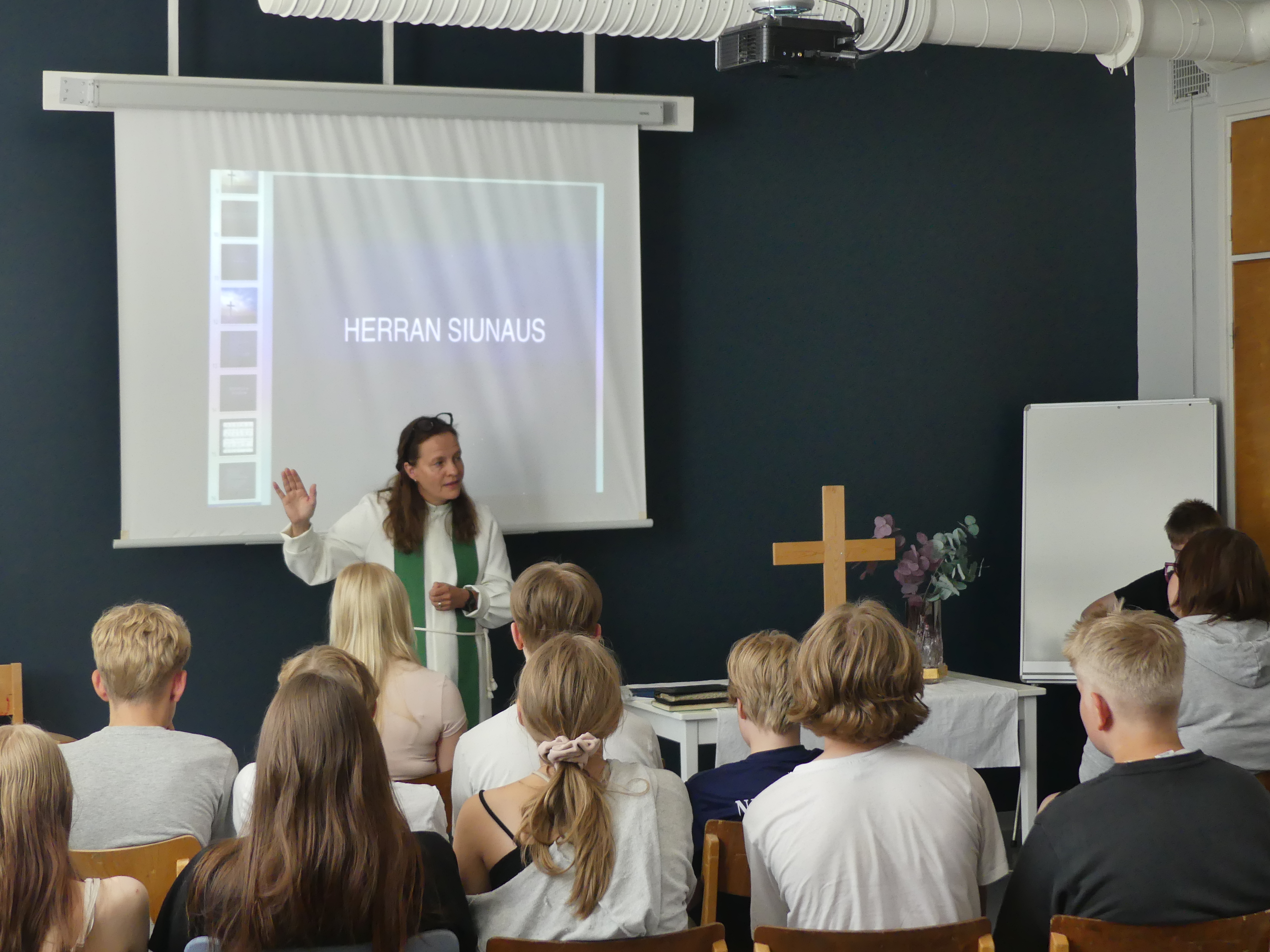 Kuvassa seurakuntapastori Hanna Oja-Nisula pitää jumalanpalvelusta rippileirin oppilaille.