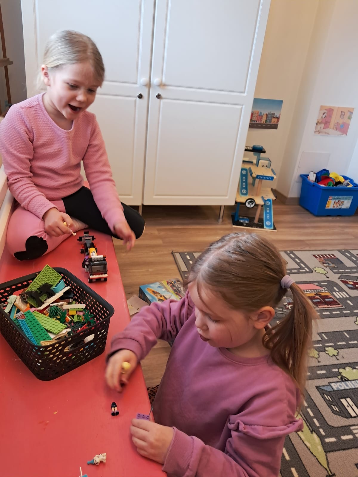 Leikkiminen on yksi Lauran ja Pihlan lempiasioista päiväkerhossa