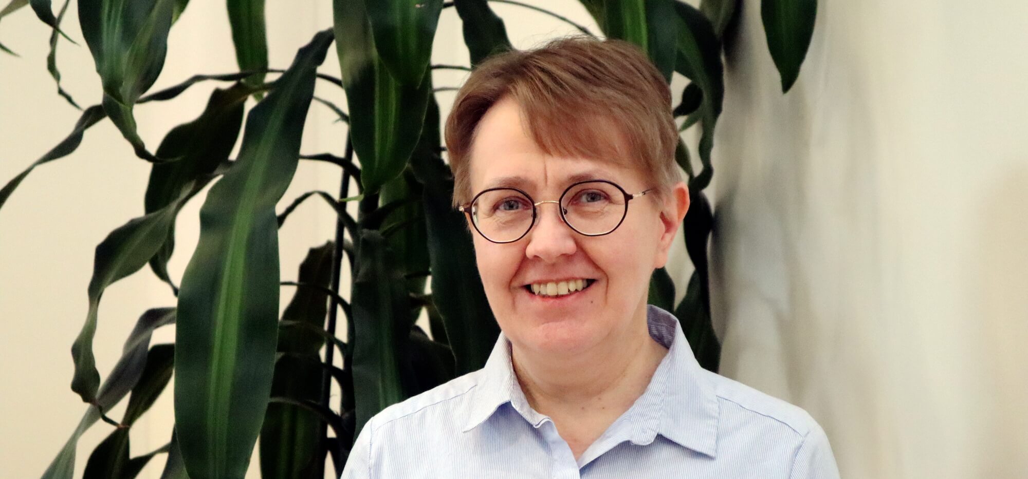 Kuvassa hymyilee toimistonhoitaja Mervi Simuna.