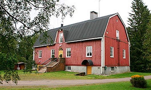 Siikajoen pappila punainen puurakennus.