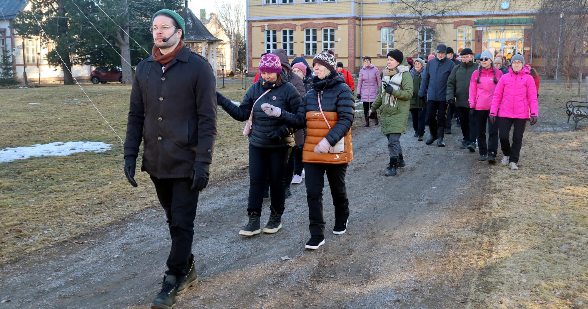 Kuvassa Seminaarin alueella harjoitellaan tulevaa Seminaarin Pääsiäistä varten. Väki kulkee jonossa ja väke...