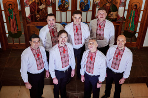 ukrainalainen mieskuoro taustalla kirkkomaalauksia.