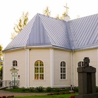 Paavolan kirkko vaalea puinen ristikirkko