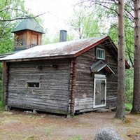 harmaa puinen metsäkirkko