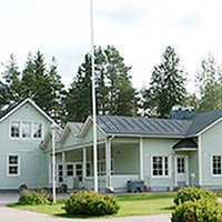 Paavolan seurakuntatalo vaalean vihreä puinen seurakuntatalo