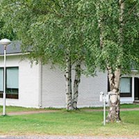 Revonlahden seurakuntatalo vaalea tiilirakennus