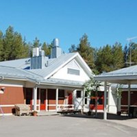Kultalan leirikeskus punainen puurakennus